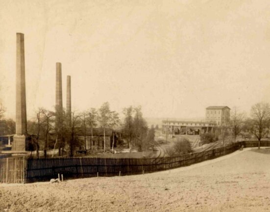 Das Bild zeigt den Neuen Alexanderschacht in Planitz am Biel. Links steht die Kokerei. (um 1910). 