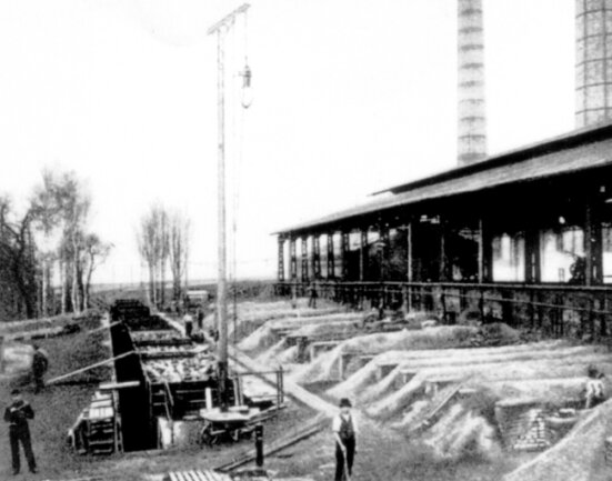 Am Neuen Alexanderschacht wendeten die Von Arnimschen Steinkohlenwerke das Verfahren der Kokstrockenkühlung an (um 1905).