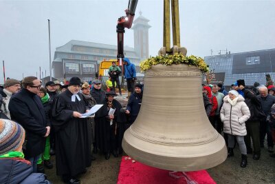 Stählerne Friedensglocke auf dem Fichtelberg verstummt für immer - Die neue Friedensglocke aus Bronze wurde bereits geweiht. Aufgestellt werden kann sie aber noch nicht.