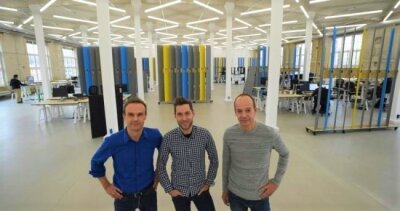 Staffbase übernimmt Valo Solutions - Vor der Pandemie zeigten sich die Gründer von Staffbase im Chemnitzer Hauptquartier. Von links: Frank Wolf, Martin Böhringer und Lutz Gerlach.