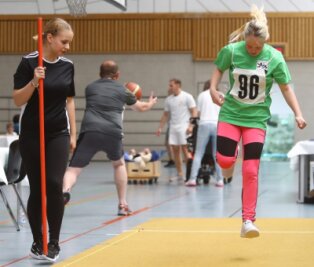 Staffelwettbewerb bildet das Herzstück - Auch Jenny von der Johann-Ehrenfried-Wagner-Schule aus Marienberg legte sich beim kooperativen Sportfest mächtig ins Zeug und gab beim Dreiersprung alles. 