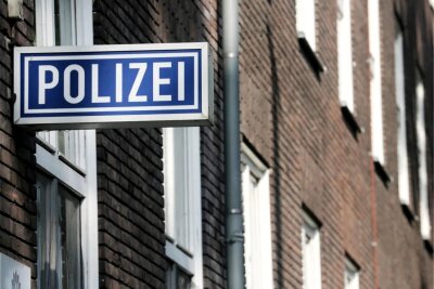 Stahlhelm mit NS-Symbolen in Chemnitz beschlagnahmt - Die Polizei hat in Chemnitz einen Stahlhelm mit verfassungswidrigen NS-Symbolen beschlagnahmt.