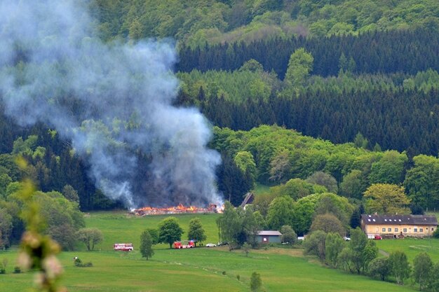 Stall auf Gehöft nahe Olbernhau in Flammen - 