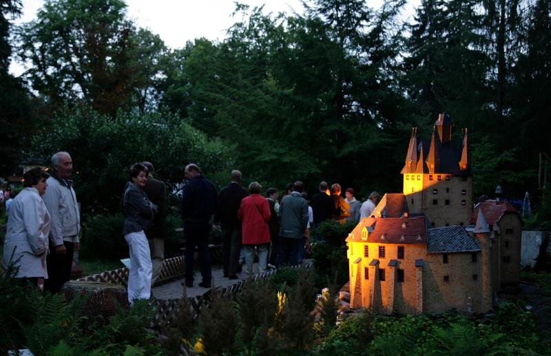 Stammplatz für Schloss Börnichen - 
              <p class="artikelinhalt">An diesem Sommerabend stimmte alles: 3000 Besucher konnten die Veranstalter der 15. Nacht im Klein-Erzgebirge in Oederan am Sonnabend zählen. </p>
            