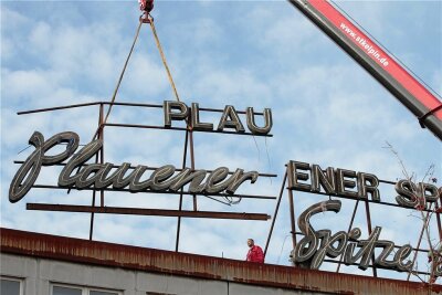 Standort gefunden: Alte Leuchtreklame für  "Plauener Spitze" kehrt zurück - Die Demontage des Logos von einem Dach an der Dürerstraße und der Transport zu einer Lagerstätte in Plauen fand 2012 statt. 