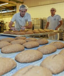 Stangengrüner Mühlenbäckerei: Was Kretschmer dort gut schmeckt - Brote über Brote. Produktionsleiter Heiko Springer (rechts) und Jens Wutzler an den Blechen.