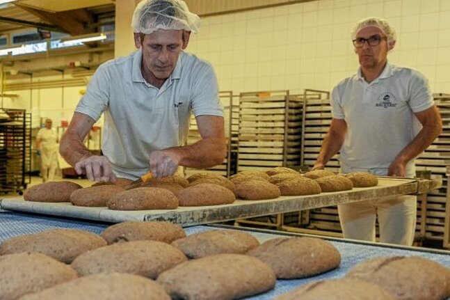 Stangengrüner Mühlenbäckerei: Was Kretschmer dort gut schmeckt - Brote über Brote. Produktionsleiter Heiko Springer (rechts) und Jens Wutzler an den Blechen.