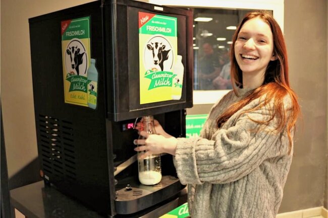 Stanze-Kunden können in Oederan jetzt auch Milch tanken - Tanja Döhring bedient sich an der Milch-Tankstelle, an der Frischmilch in Flaschen abgefüllt werden kann. 
