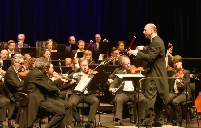 Die Hofer Symphoniker und die Chursächsische Philharmonie spielten unter Leitung von Generalmusikdirektor Florian Merz Werke von Carl Gottlieb Reißiger, Franz Lehár und Peter Tschaikowsky.