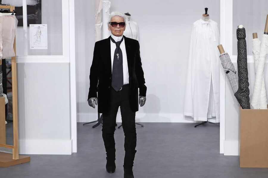 Stardesigner Lagerfeld bekommt keine öffentliche Zeremonie - Der deutsche Modedesigner Karl Lagerfeld nimmt bei der Präsentation der Herbst/Winter 2016/2017 Kollektion für Chanel im Rahmen der Modewoche Paris den Beifall entgegen.