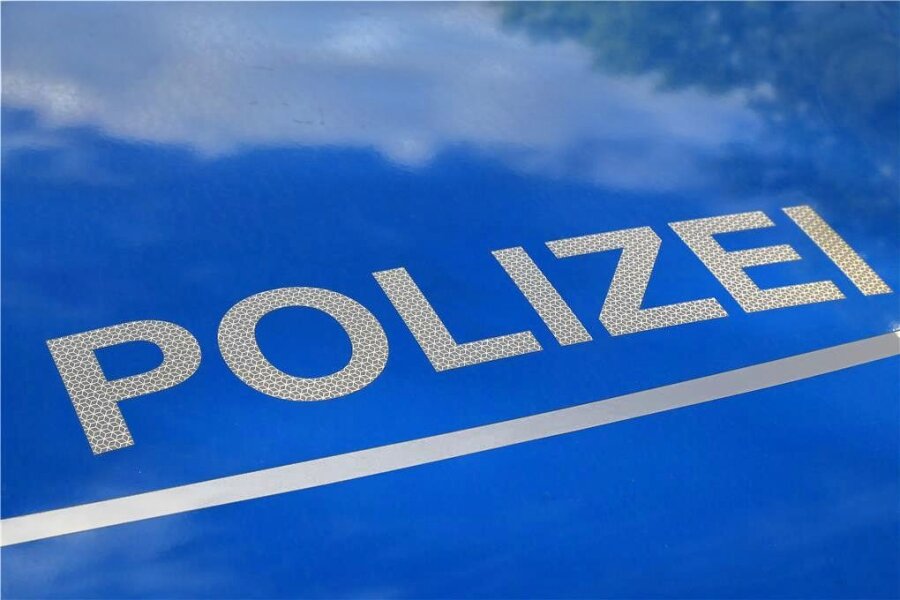 Stark beschädigter Nissan in Plauen - Verursacher flüchtet - In Zusammenhang mit einer Unfallflucht und einem hohen Sachschaden sucht die Polizei nun Zeugen.