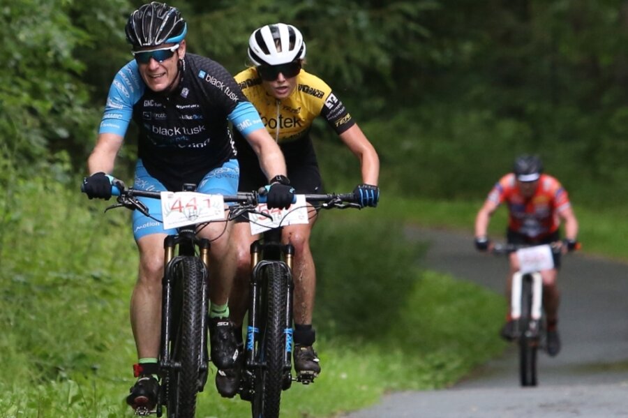 Starke Familie gewinnt Premiere - Beim Erzgebirgsradrennen 2021 innerhalb der Treibjagd im Dunkelwald gehörten Dennis Sczudlek und Lena Mautsch zu den Startern, die sich über die Berge quälten. 