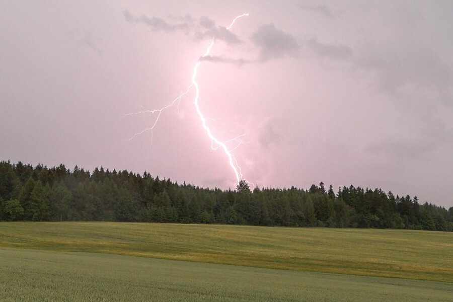 Starke Gewitterwarnung für Mittelsachsen: Gefahr durch Blitzschlag und Hagel - Es besteht die Gefahr, dass starke Gewitter auftreten.