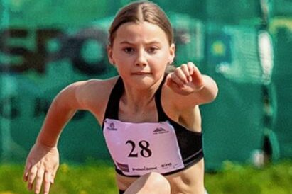 Starke Leistungen zum Freiluftauftakt - Im Lauf über die Hürden sprintete Izzie Voigt auf Platz 2, in der Gesamtwertung wurde sie Dritte in ihrer Altersklasse. 