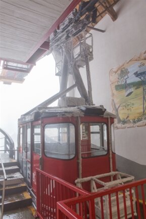 Starke Raureifbildung und Eisbruch: Fichtelberg-Schwebebahn stellt Fahrbetrieb ein - Feuerwehr im Dauereinsatz - 