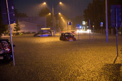 Starke Regenfälle: Parkplatz in Freiberg unter Wasser - 