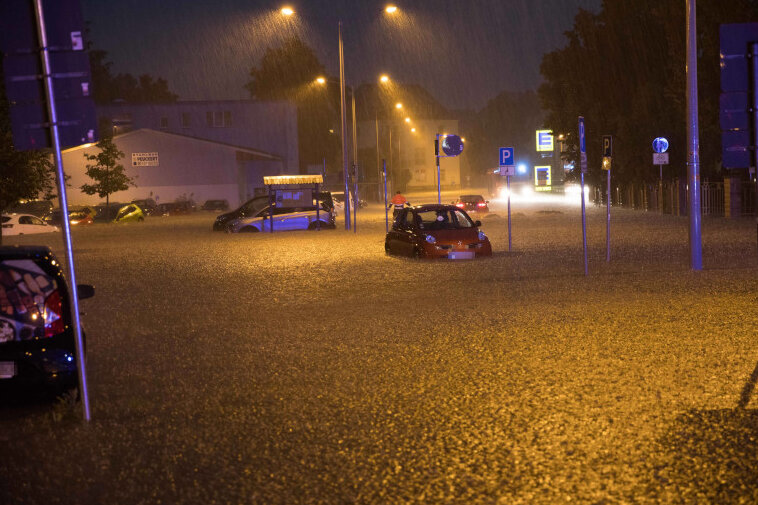 Starke Regenfälle: Parkplatz in Freiberg unter Wasser