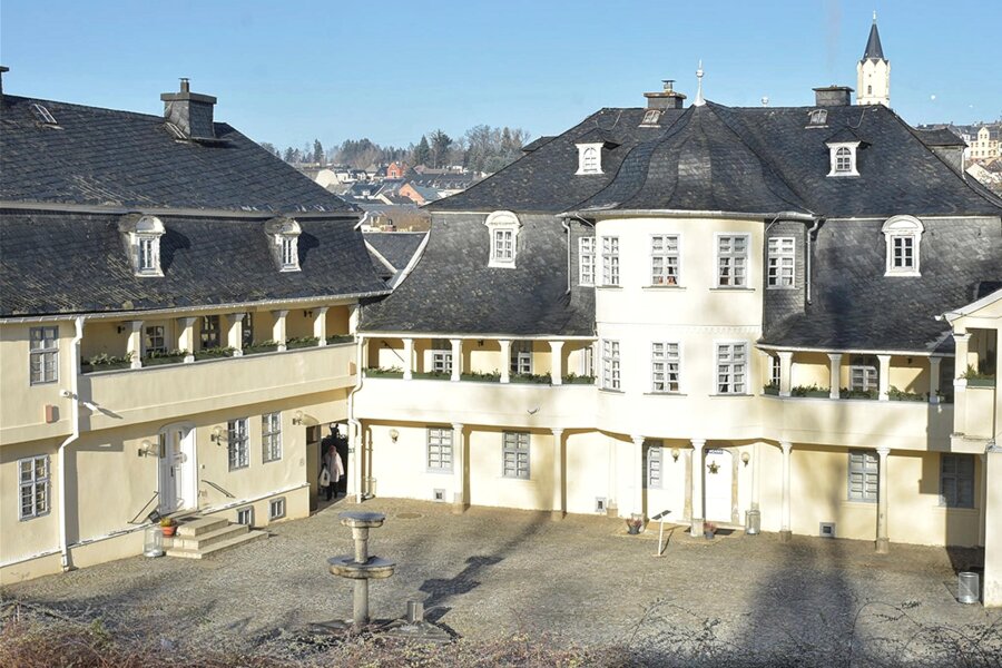 Starke Schäden am Dach: Markneukirchener Museum wird Baustelle - Das Mansarden-Walmdach des Musikinstrumenten-Museums ist in einem schlechten Zustand. Im Jahr 2026 soll das Dach des Hauptgebäudes (im Foto rechts) saniert werden, im kommenden Jahr das des Westfügels (im Foto links).