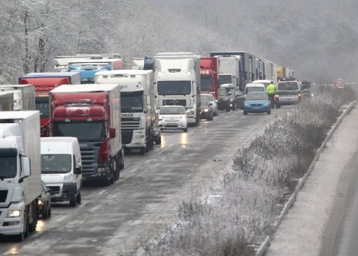 Das Winterwetter hat in Deutschland für massive Störungen im Verkehr gesorgt. In mehreren Bundesländern kam es wegen des Winterwetters zu Behinderungen und Sperrungen auf Autobahnen, die Flughäfen im Land meldeten am Morgen zahlreiche Verspätungen.