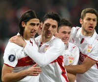 Starke Stuttgarter nach Sieg weiter im Geschäft - Sami Khedira (l.) brachte den VfB auf die Siegerstraße