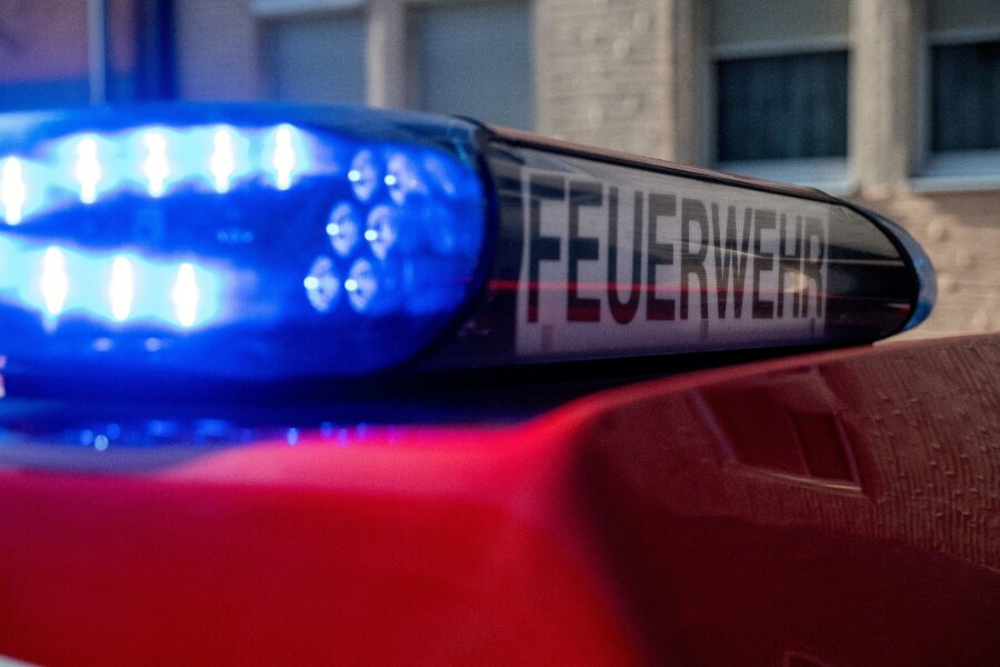 Starke Windböen im Landkreis Meißen - Ein Fahrzeug der Feuerwehr steht mit eingeschaltetem Blaulicht an einem Einsatzort.