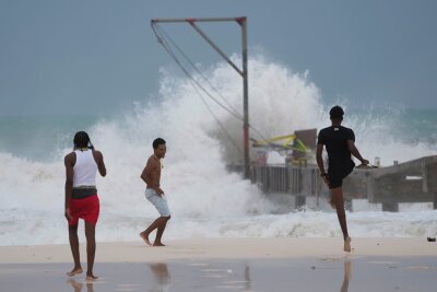Starker Hurrikan "Beryl" trifft in Karibik auf Land - Hurrikan "Beryl" erreicht die südöstlichen Inseln der Karibik