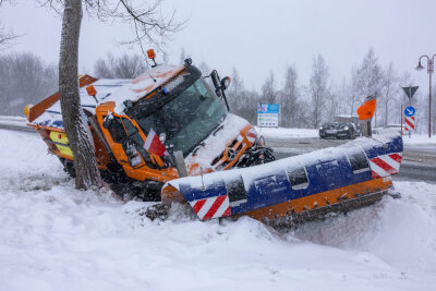 Starker Schneefall im Erzgebirge: Winterdienst landet selbst im Graben - Nahe Annaberg-Buchholz rutschte dieses Räumfahrzeug bei einem Ausweichmanöver in den Graben. 