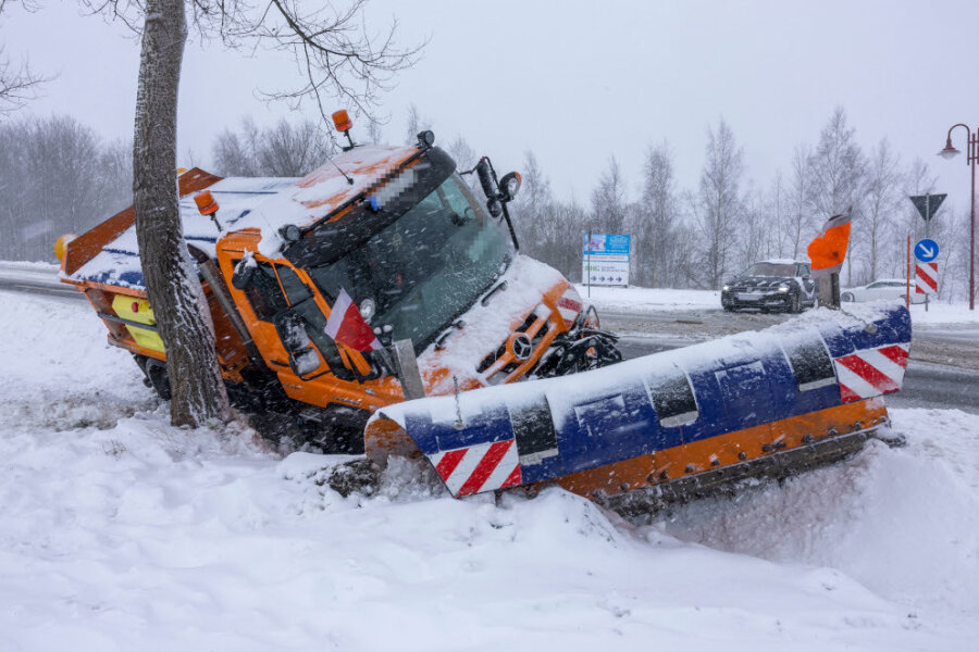 Starker Schneefall im Erzgebirge: Winterdienst landet selbst im Graben - Nahe Annaberg-Buchholz rutschte dieses Räumfahrzeug bei einem Ausweichmanöver in den Graben. 