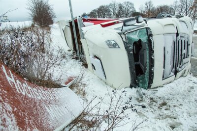 Starker Schneefall: Mehr als 200 Unfälle auf den Straßen der Region - Auf der A4 Richtung Chemnitz etwa ein Kilometer nach der Anschlussstelle Berbersdorf kippte am Mittwochfrüh ein Lkw in den Graben.