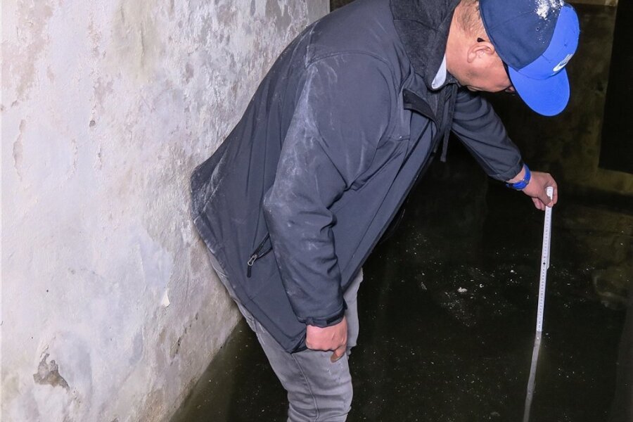 Hendrik Melech hat die Wassertiefe im Kellergang gemessen. An dieser Stelle betrug sie fast einen halben Meter. 