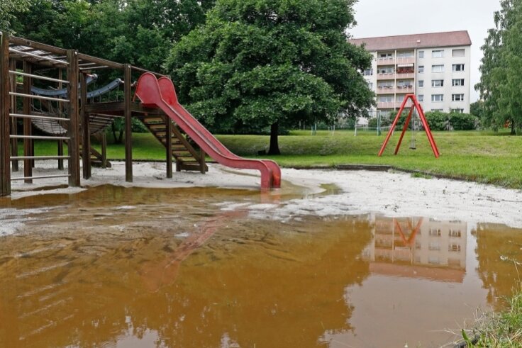 Starkregen führt zu Dauereinsatz - Der Spielplatz an der Schulstraße wurde zum See. 
