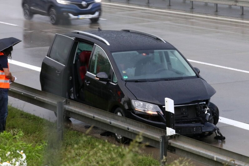 Starkregen führt zu Unfällen - Eines der auf der A4 verunglückten Fahrzeuge. 