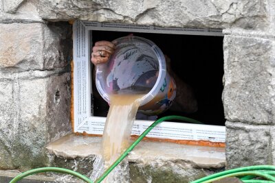 Starkregen und Überschwemmungen: Wie gut ist die Vorsorge in Rossau? - Läuft das Wasser nach sintflutartigen Regenfällen in den Keller, müssen Bewohner das Wasser nach draußen befördern, wie auf diesem Symbolfoto zu sehen.