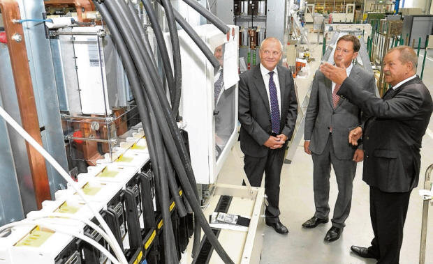 Der FDP-Politiker Andreas Schmalfuß (M.) ließ sich 2013 von SGB-Geschäftsführer Wolfgang Keßler (l.) und Fertigungshallenchef Jürgen Walter die Herstellung von Transformatoren, kurz Trafos, erklären.