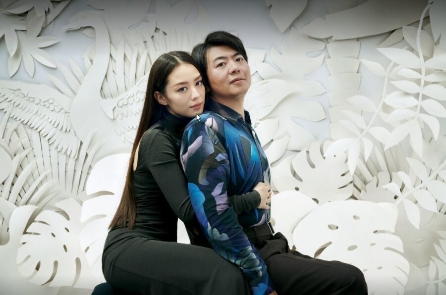 Der chinesische Pianist Lang Lang und seine deutsch-koreanische Frau Gina Alice Redlinger greifen auf dem Album "Saint-Saëns" gemeinsam in die Tasten. 