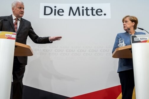 Starre Obergrenze schnurrt zum flexiblen Richtwert zusammen - Bundeskanzlerin Angela Merkel (CDU) und CSU-Chef Horst Seehofer informierten im Konrad-Adenauer-Haus über die Details ihrer Einigung im Flüchtlingsstreit. Damit der Weg für eine Jamaika-Koalition wirklich frei ist, müssen aber auch FDP und Grüne mitspielen.
