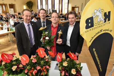 Stars im Ehrenamt: Drei Oscars für Sportler - Ein Sport-Oskar ging an Frank Hoffmann, Vorsitzender des Sächsischen Kanusportvereins Mittweida (2.v.r.). Volker Dietzmann (links), Thomas Kranz und OB Ralf Schreiber (rechts) gratulierten.