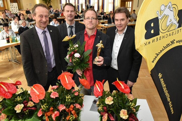 Ein Sport-Oskar ging an Frank Hoffmann, Vorsitzender des Sächsischen Kanusportvereins Mittweida (2.v.r.). Volker Dietzmann (links), Thomas Kranz und OB Ralf Schreiber (rechts) gratulierten.