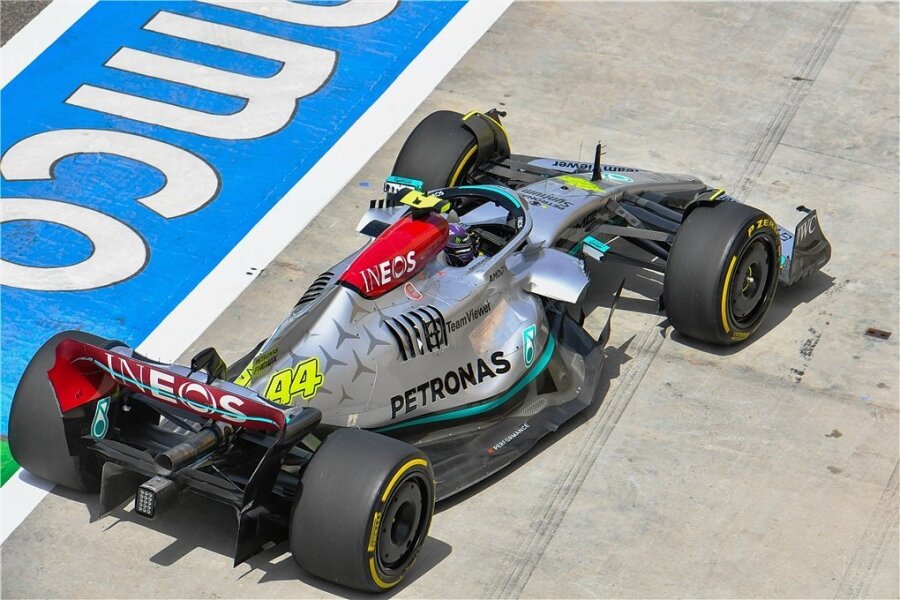 Der neue Mercedes von Lewis Hamilton sorgte bei Testfahrten in Bahrain für Aufsehen. 