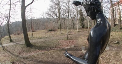Start der Parkumgestaltung verzögert sich - Der Schlosspark in Wolkenburg (im Bild mit der Figur "Einschenkender Satyr") ist ein Kulturdenkmal. Die Stadt wollte die Umgestaltung der Anlage bereits in Angriff nehmen, kam aber wegen der fehlenden Fördermittelzusage noch nicht zum Zug. Jetzt sollen die Arbeiten beginnen. 