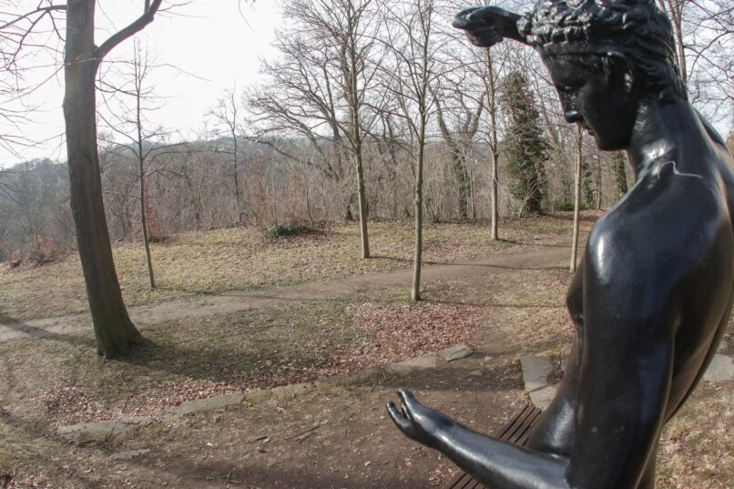 Der Schlosspark in Wolkenburg (im Bild mit der Figur "Einschenkender Satyr") ist ein Kulturdenkmal. Die Stadt wollte die Umgestaltung der Anlage bereits in Angriff nehmen, kam aber wegen der fehlenden Fördermittelzusage noch nicht zum Zug. Jetzt sollen die Arbeiten beginnen. 