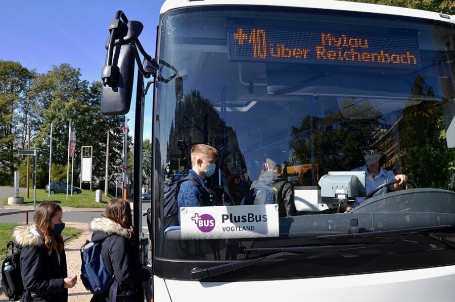 Start des neuen Schülerverkehrs: Stadt Auerbach befürchtet massive Probleme - Am Montag enden die Winterferien. Infolge des Fahrplanwechsel zum 13. Februar ergeben sich daraus auch Änderungen bei der Schülerbeförderung, macht der Verkehrsverbund Vogtland aufmerksam.
