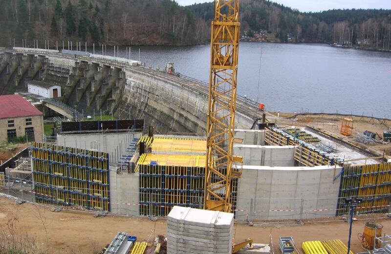 Start für Wasserkraftwerk - 
              <p class="artikelinhalt">Blick auf das neue Einlaufbauwerk, das die Staumauer an der Kriebsteintalsperre künftig um etwa 20 Meter verlängert. </p>
            