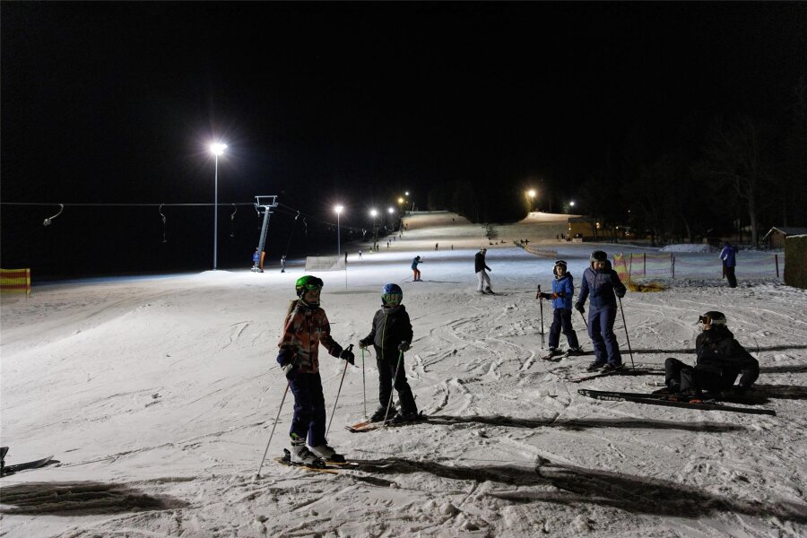 Start in die Skisaison: Lift im Erzgebirge dreht sich ab Mittwoch - Der Liftbetrieb am Schießberg in Crottendorf soll am Mittwoch, 17 Uhr starten. Betrieben wird die Anlage vom örtlichen Wintersportverein.