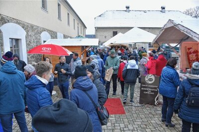 Start in die Vorweihnachtszeit: Erster Wichtelmarkt im Vogtland gut besucht - Beim Wichtelmarkt in Planschwitz herrschte im und vor dem Rittergut am Wochenende großer Besucherandrang. 