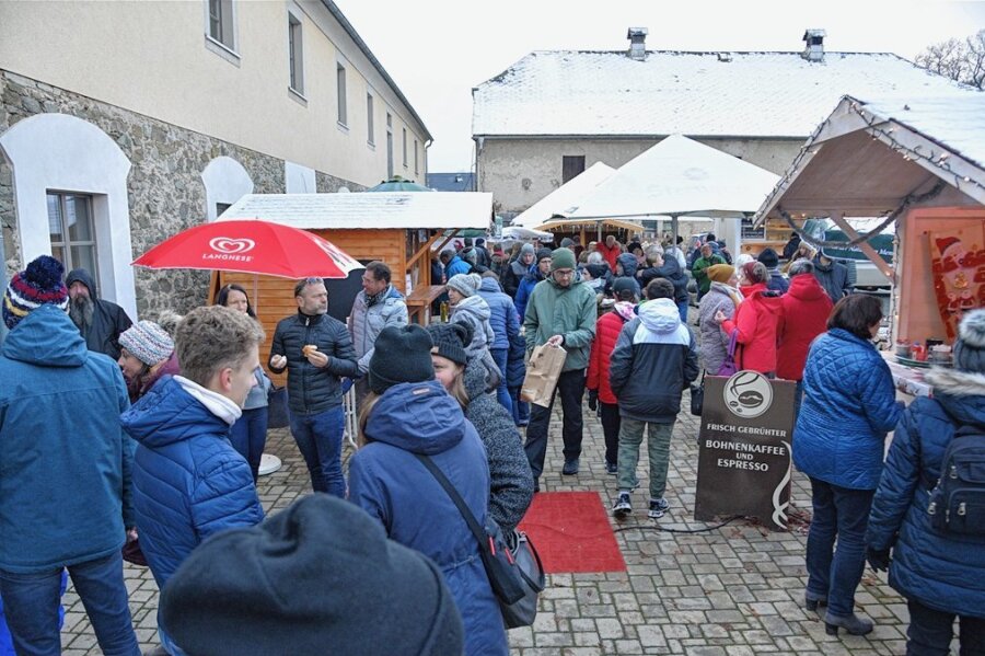 Start in die Vorweihnachtszeit: Erster Wichtelmarkt im Vogtland gut besucht - Beim Wichtelmarkt in Planschwitz herrschte im und vor dem Rittergut am Wochenende großer Besucherandrang. 