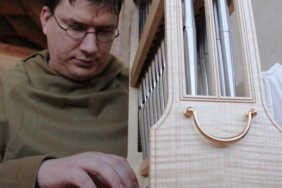 Beim Orgel-Mitmach-Nachmittag auf Schloß Rochsburg können Gäste selbst ein Orgelmodell bauen und dabei dem Portativ als Vorläufer von Orgeln lauschen. Am Instrument: Gästeführer Michael Kreskowsky. 