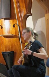 Start ins Festjahr mit brillanten Saitenspielen - Antonia Platzdasch (Mandoline) am Freitag beim Konzert in der Scheune des Gerber-Hans-Hauses in Markneukirchen .