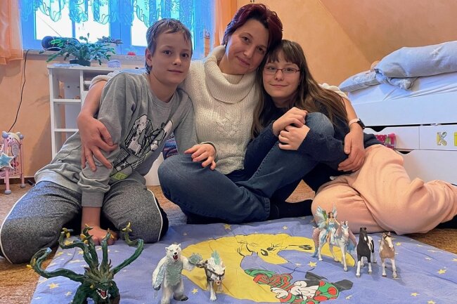Anita Hübner heute mit ihren beiden Kindern Niclas und Katharina, die nun zehn Jahre alt sind. 