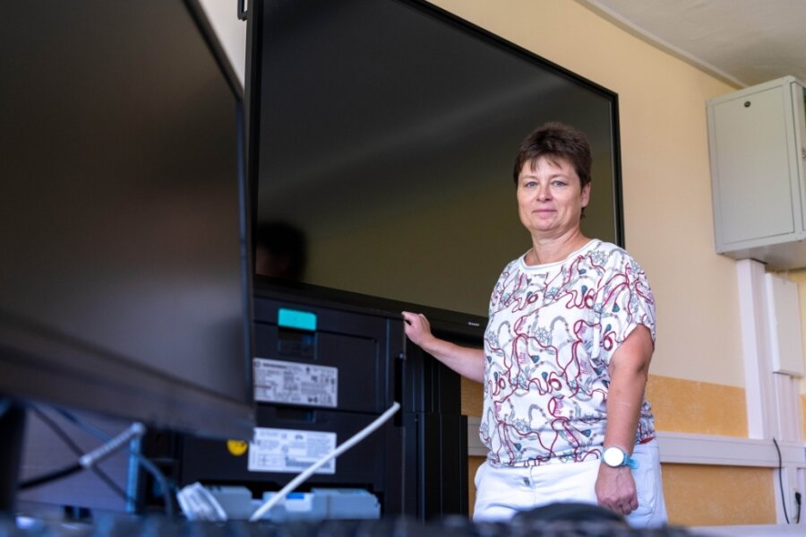 Silke Behrnd, Leiterin der Grundschule Erlau, zeigt die neue digitale Tafel, die wie andere Digitaltechnik auch, während der Sommerferien im Schulgebäude installiert wurde. 